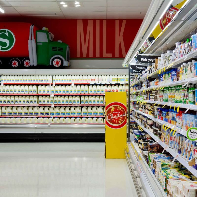 ¿Hay alguna diferencia entre los estantes de madera y los estantes de metal en los supermercados?