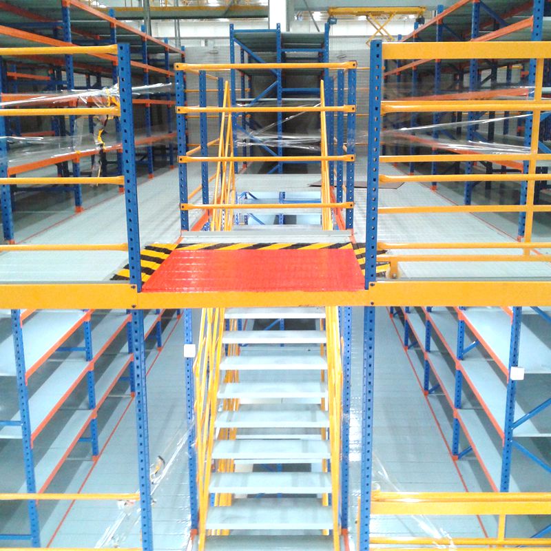 ¿Qué tipo de estanterías se utilizan en un almacén pequeño con espacio limitado?